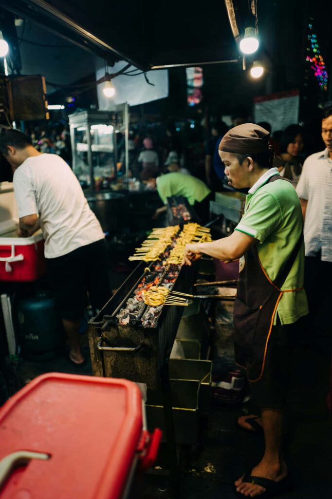 Mennesker der forbereder mad ved et af Bangkoks traditionelle markeder