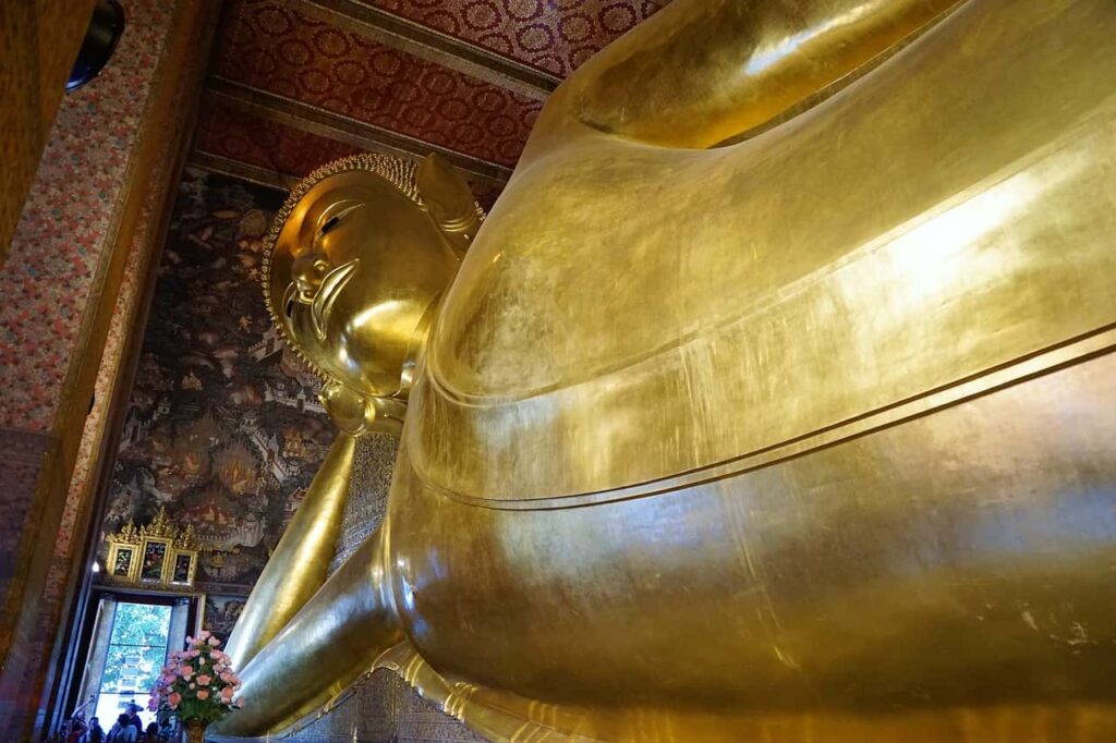 Den store Buddha i Wat Pho, også kendt som Wat Phra Chetuphon, beliggende i Bangkok, Thailand. Buddhaen ligger i en liggende position, måltiderne er 46 meter lang og 15 meter høj, og er et eksemp symbol på Thailandske religiøse og kulturelle arv.