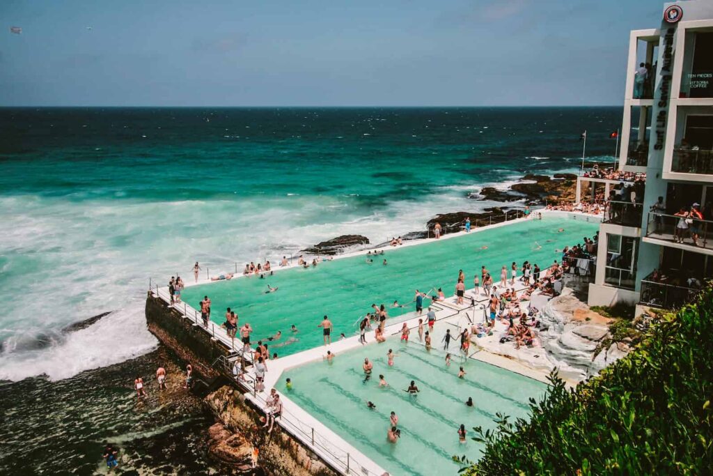 Ikonisk Bondi Iceberg Pool i Australien, der ligger ved kysten og kombinerer det vilde hav med en rolig pool, ideel til svømning og afslapning ved stranden.