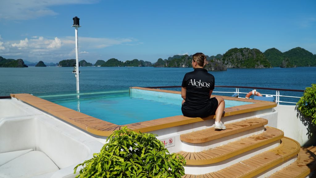 Rejsende ved poolen på krydstogtet i Ha Long Bay