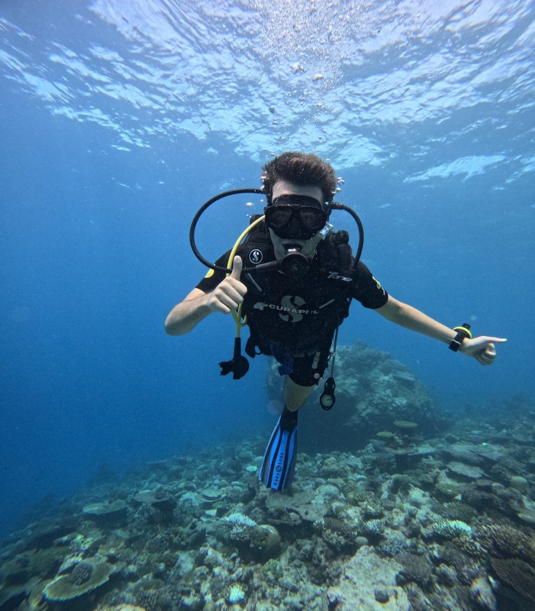 Snorkling i det turkisblå vand på Maldiverne