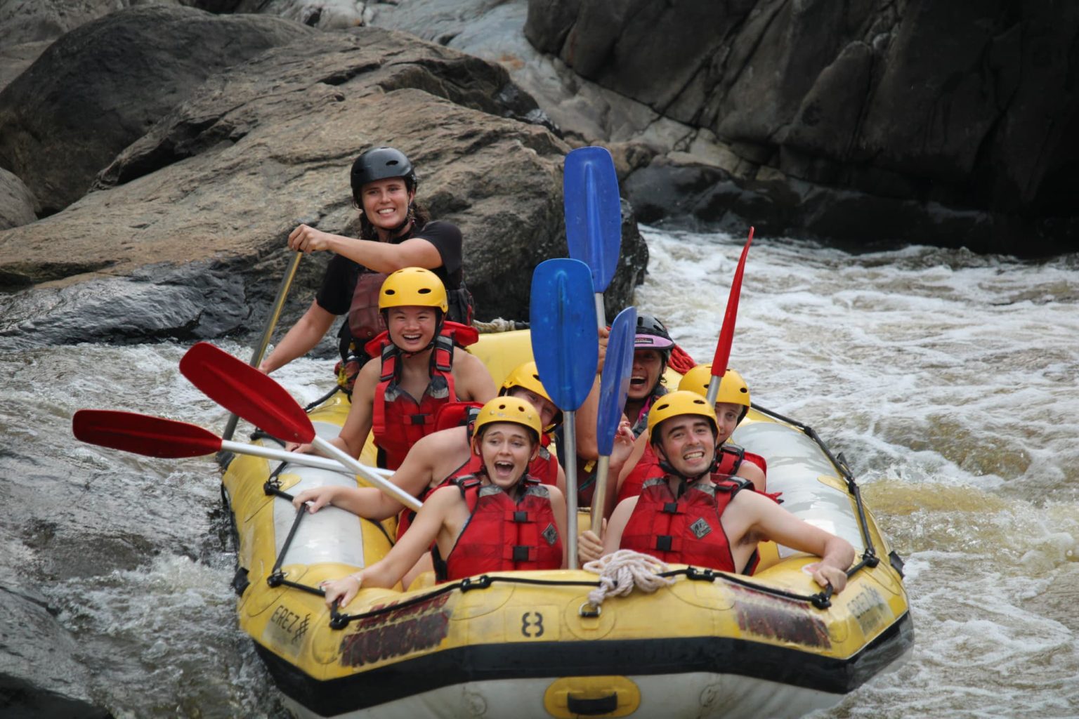 Unge rejsende på riverrafting med Alekos Rejser