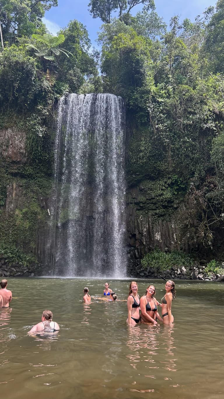 Dukkert i vandfald I Australien