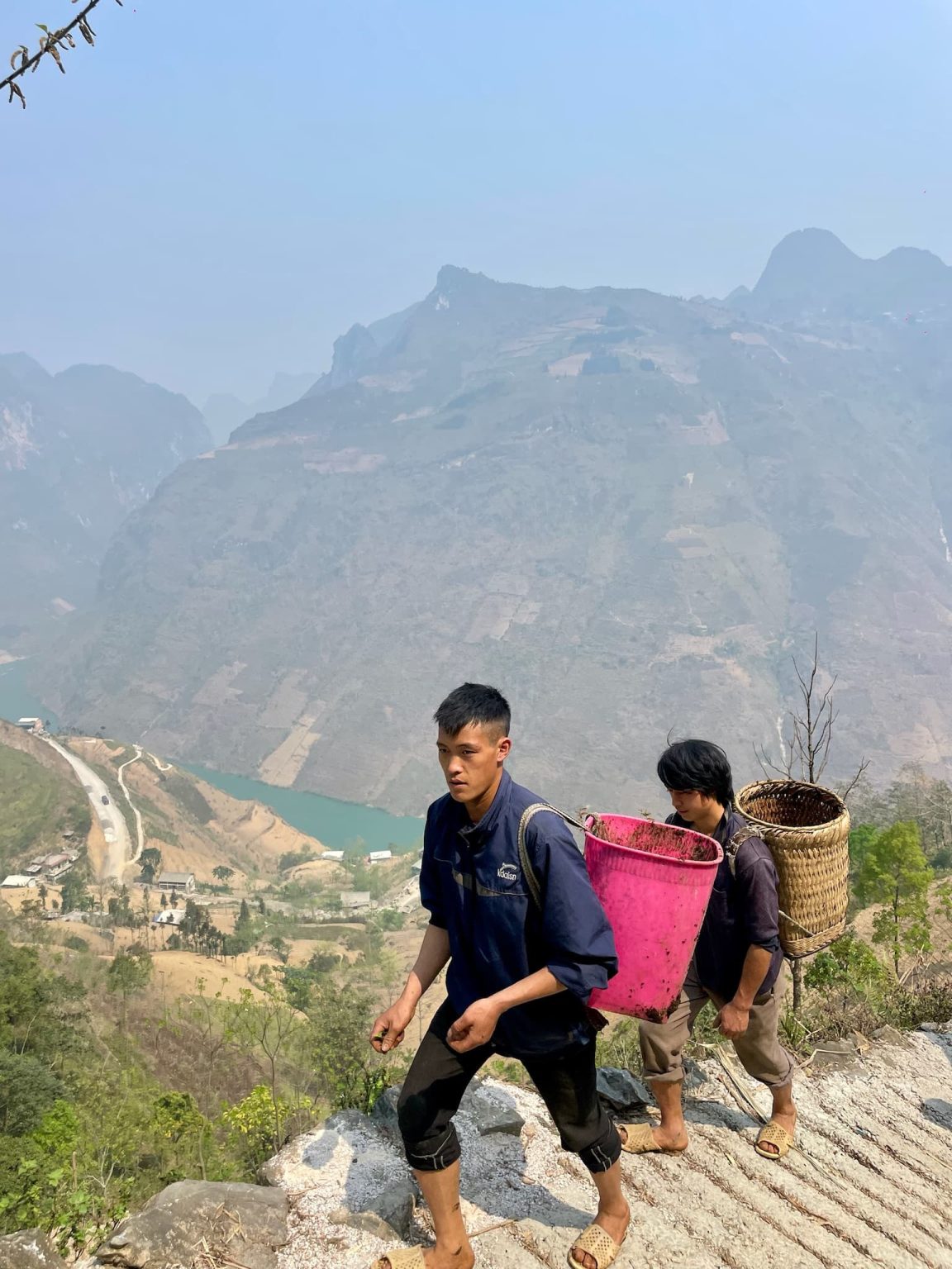Bjergene i det nordlige Vietnam med lokale, der bærer kurve