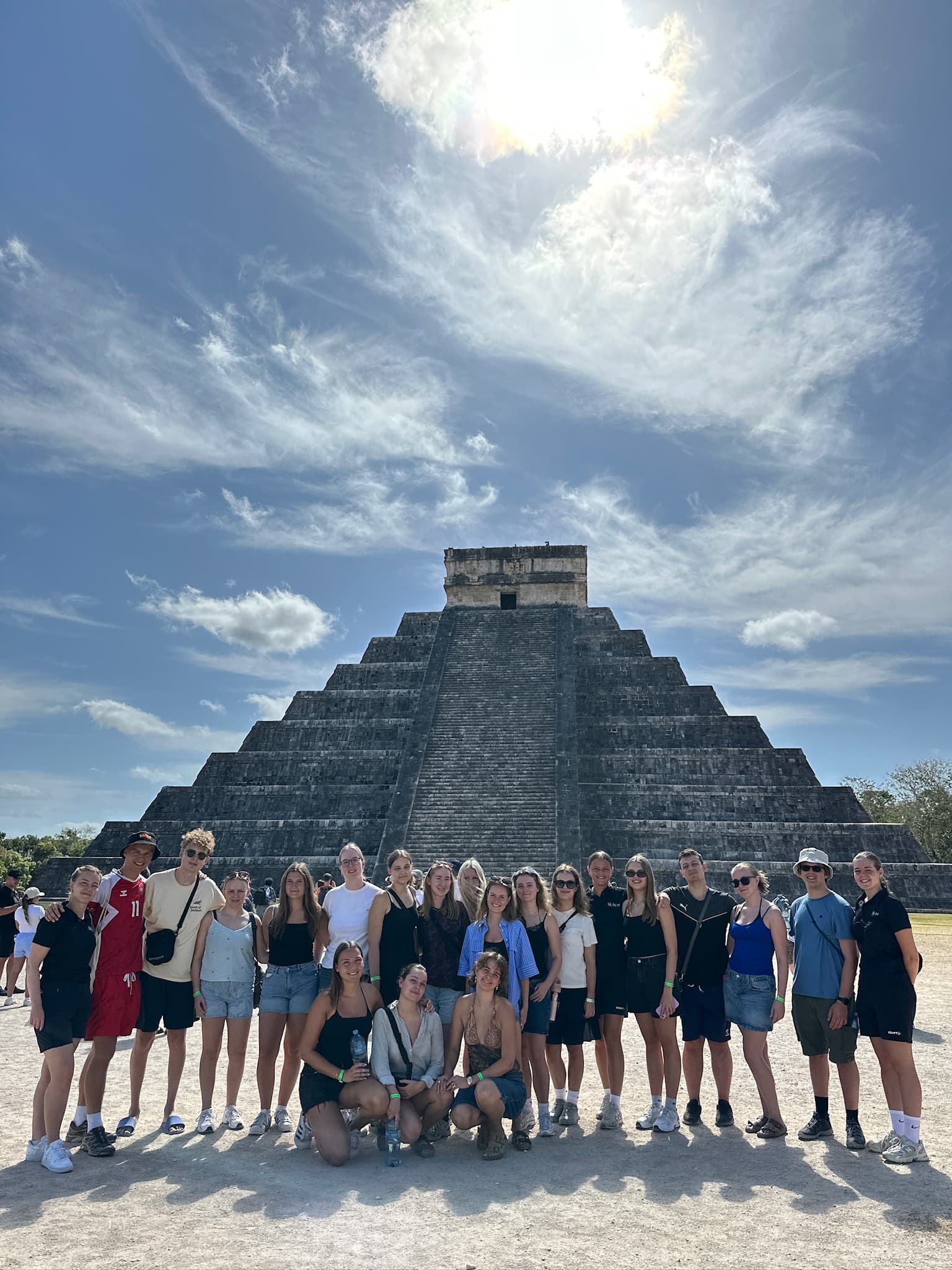 Rejsegruppe foran pyramiden i Chichén Itzá