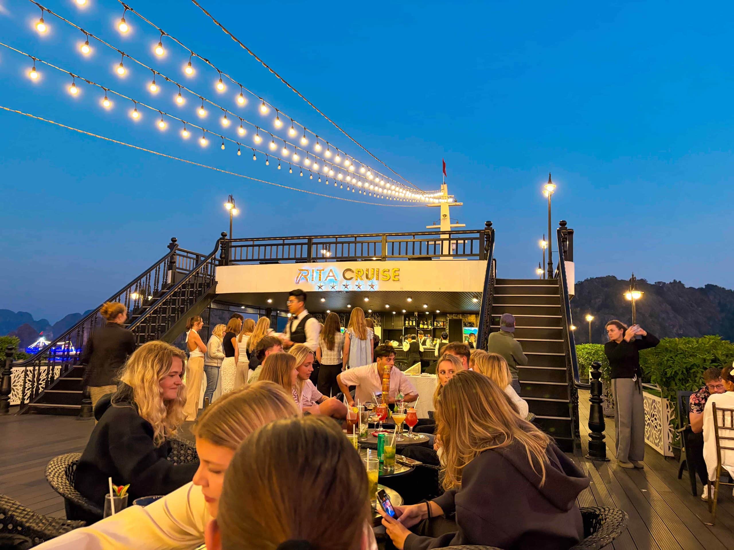 Rolig aften med gruppen på en terrasse