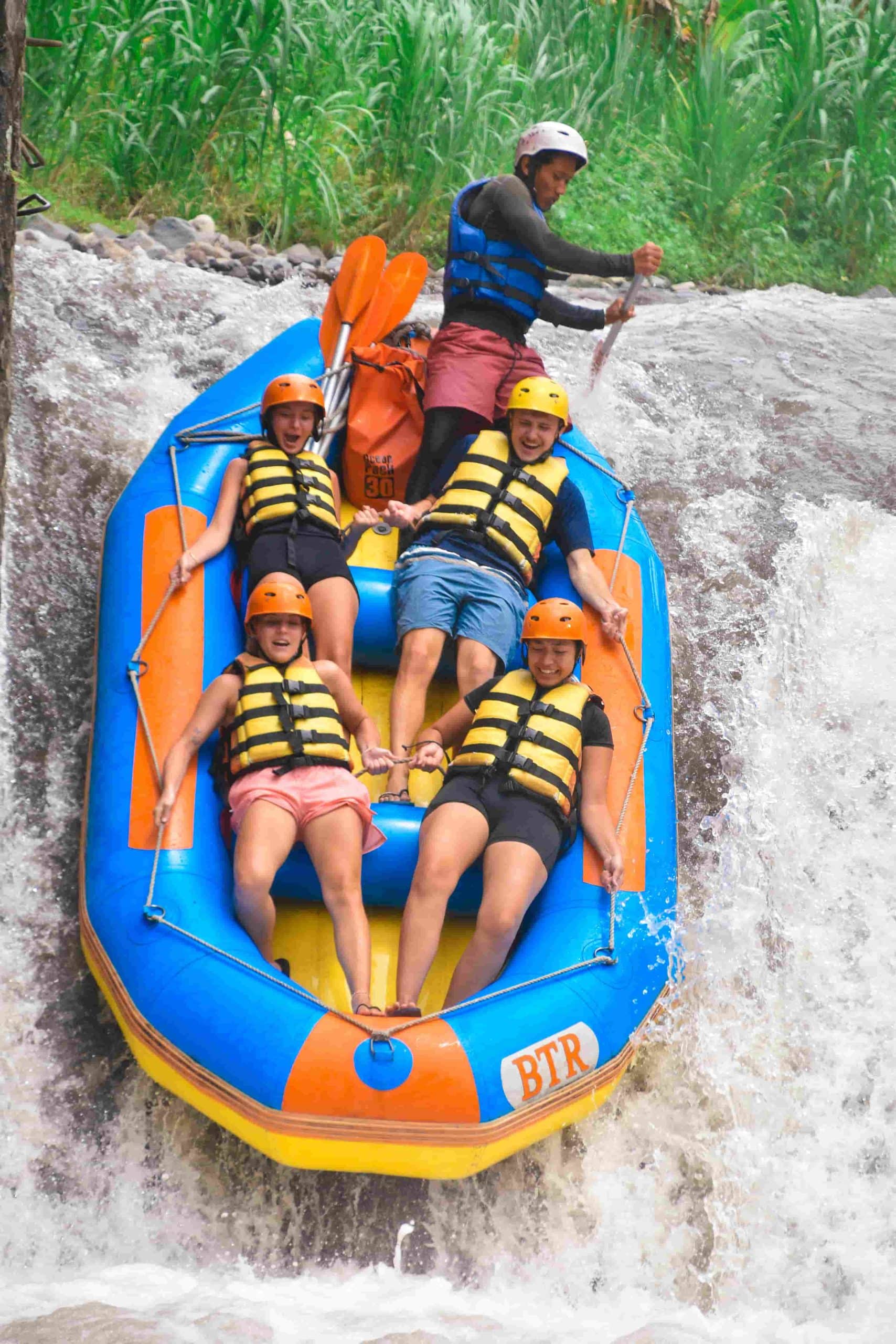 Unge på river rafting på Bali med Alekos Rejser