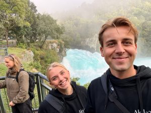 Unge på grupperejse med Alekos