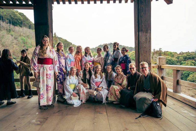 Rejsegruppe i kimono mellem templerne i Japan