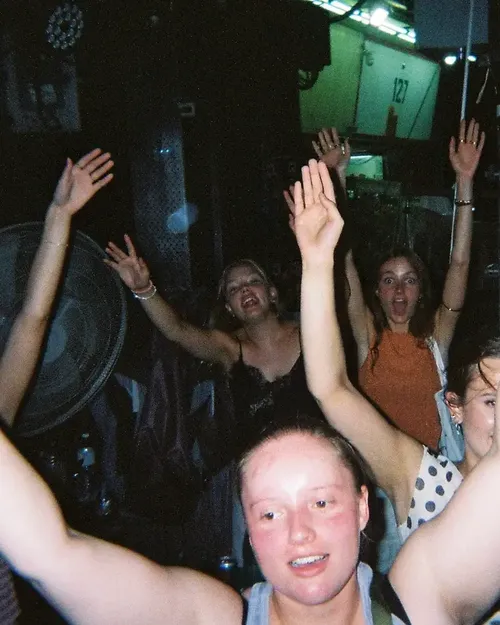 Armene i vejret på dansegulvet