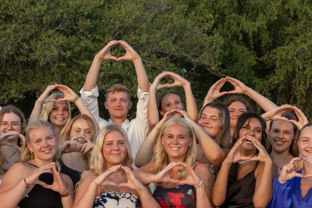 Et hold laver hjerter med hænderne