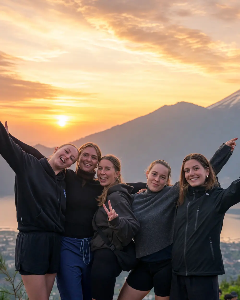 Rejsende jubler ved solopgang på Mount Batur