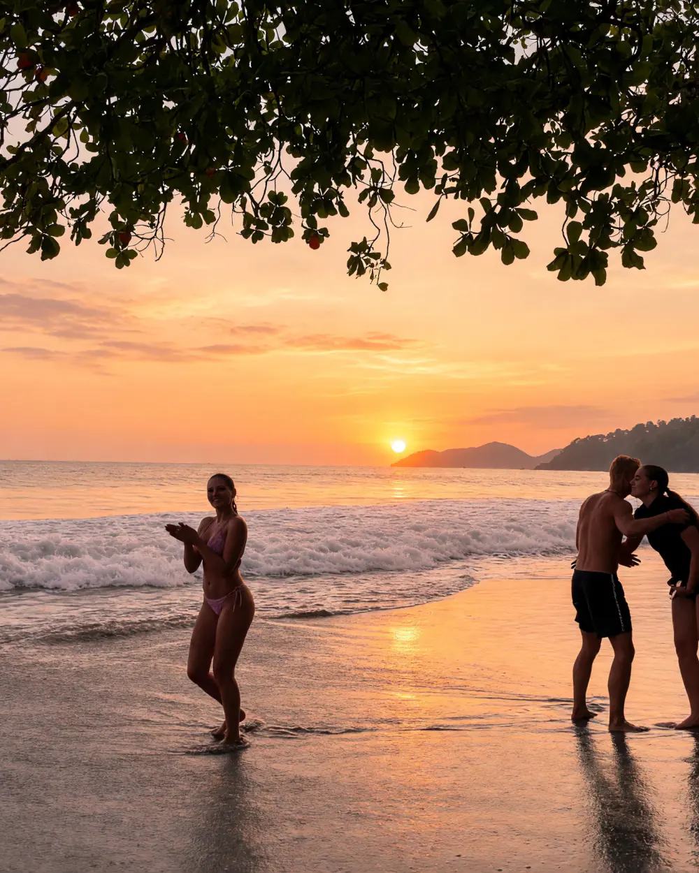Rejsende på stranden i Costa Rica ved solnedgang