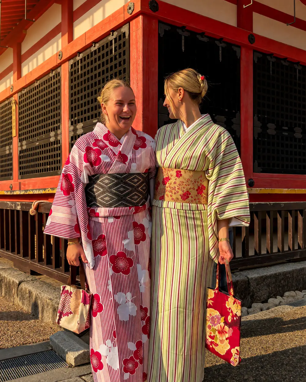 Rejsende i kimono ved et tempel i Japan