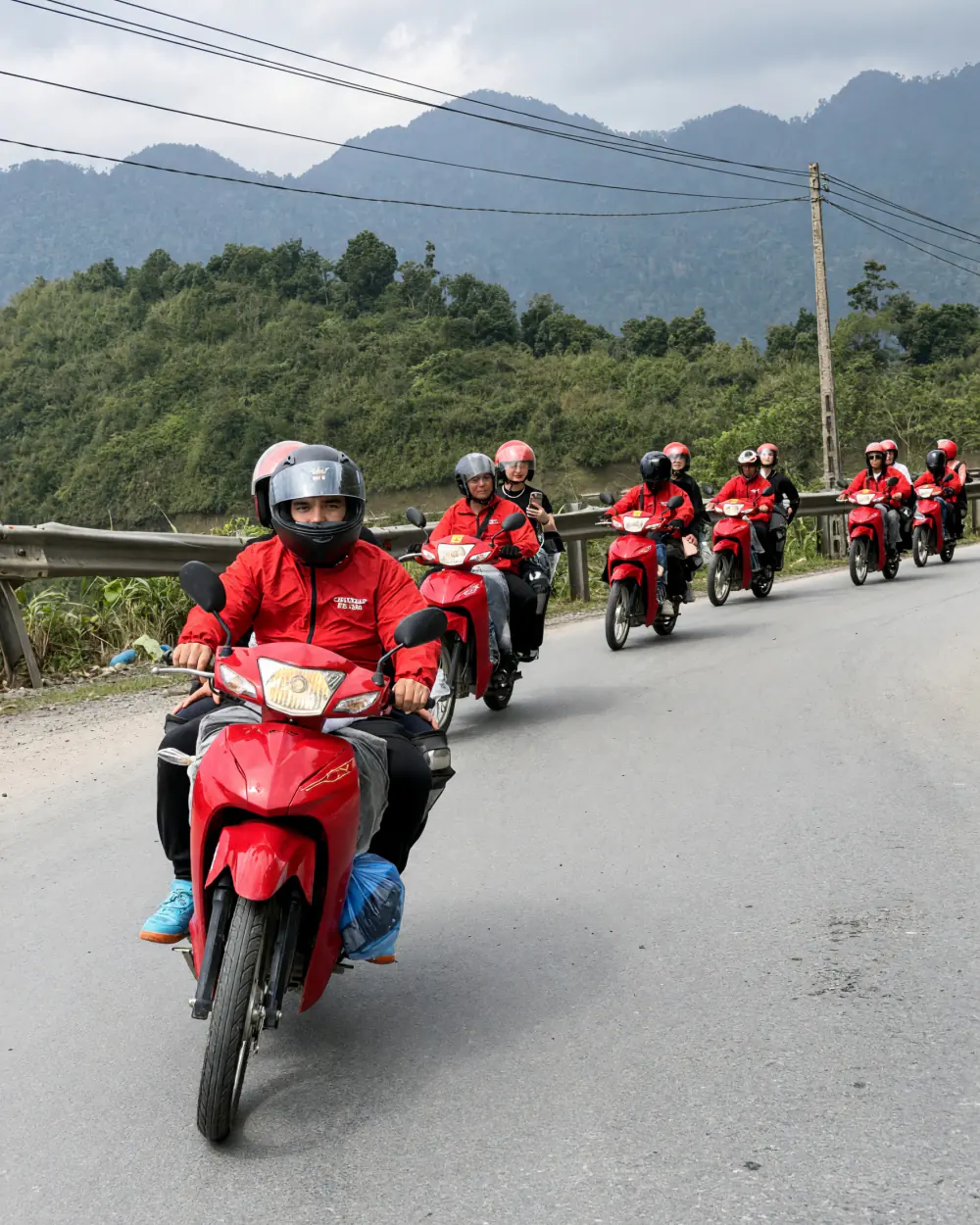 Rejsende på motorcykler gennem bjergene i Vietnam