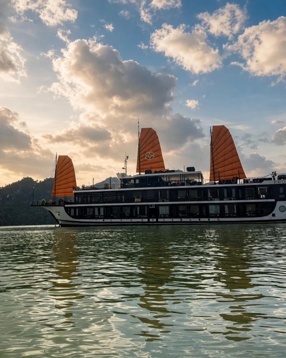 Krydstogtskibet ligger i Ha Long Bay i det gyldne aftenlys