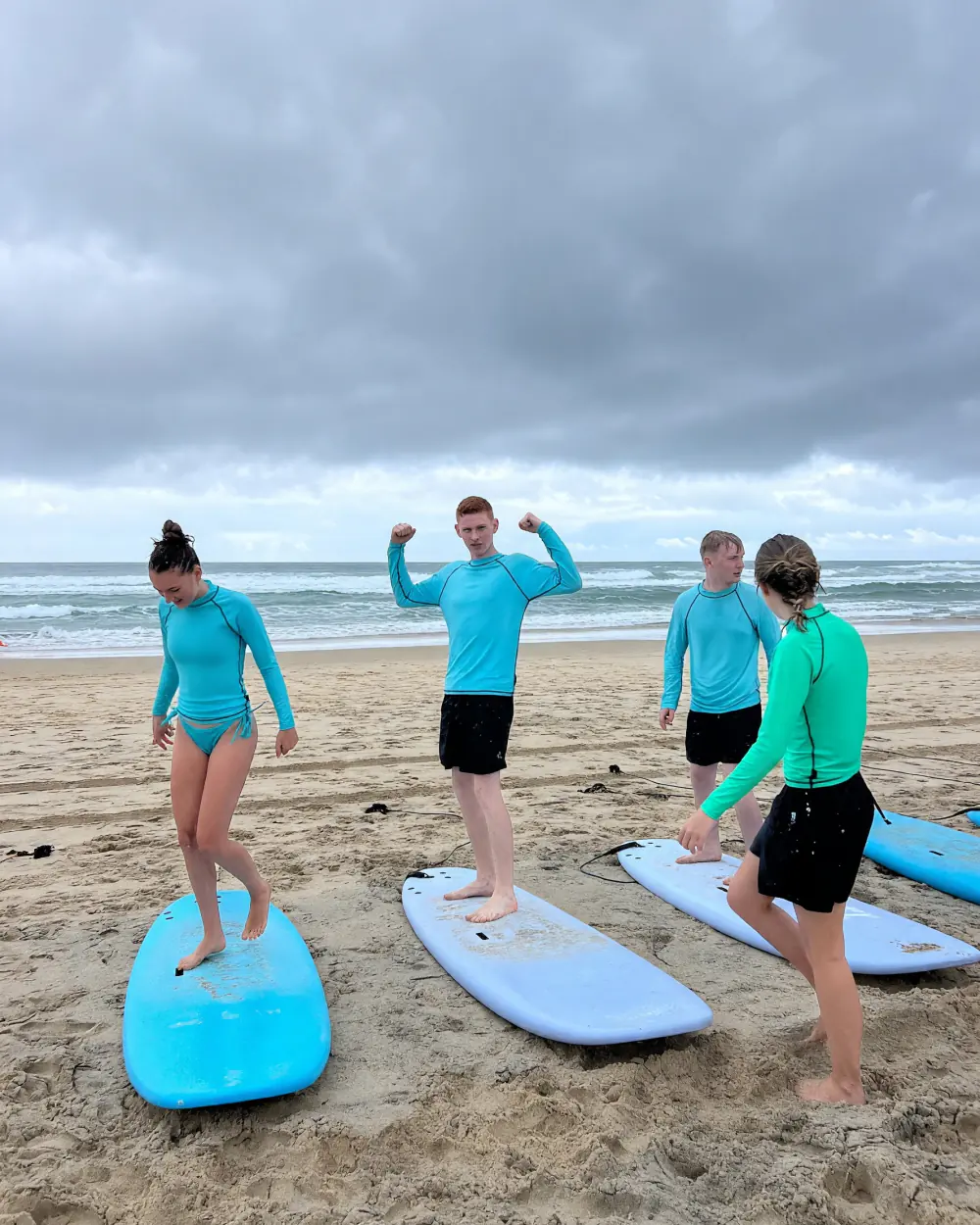 Unge rejsende på stranden efter surf