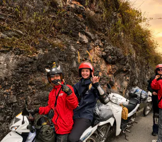 Rejsende med hjelm bag på motorcyklen på Ha Giang Loop