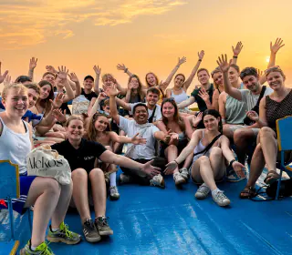 Gruppen samlet på en båd på Tonle Sap