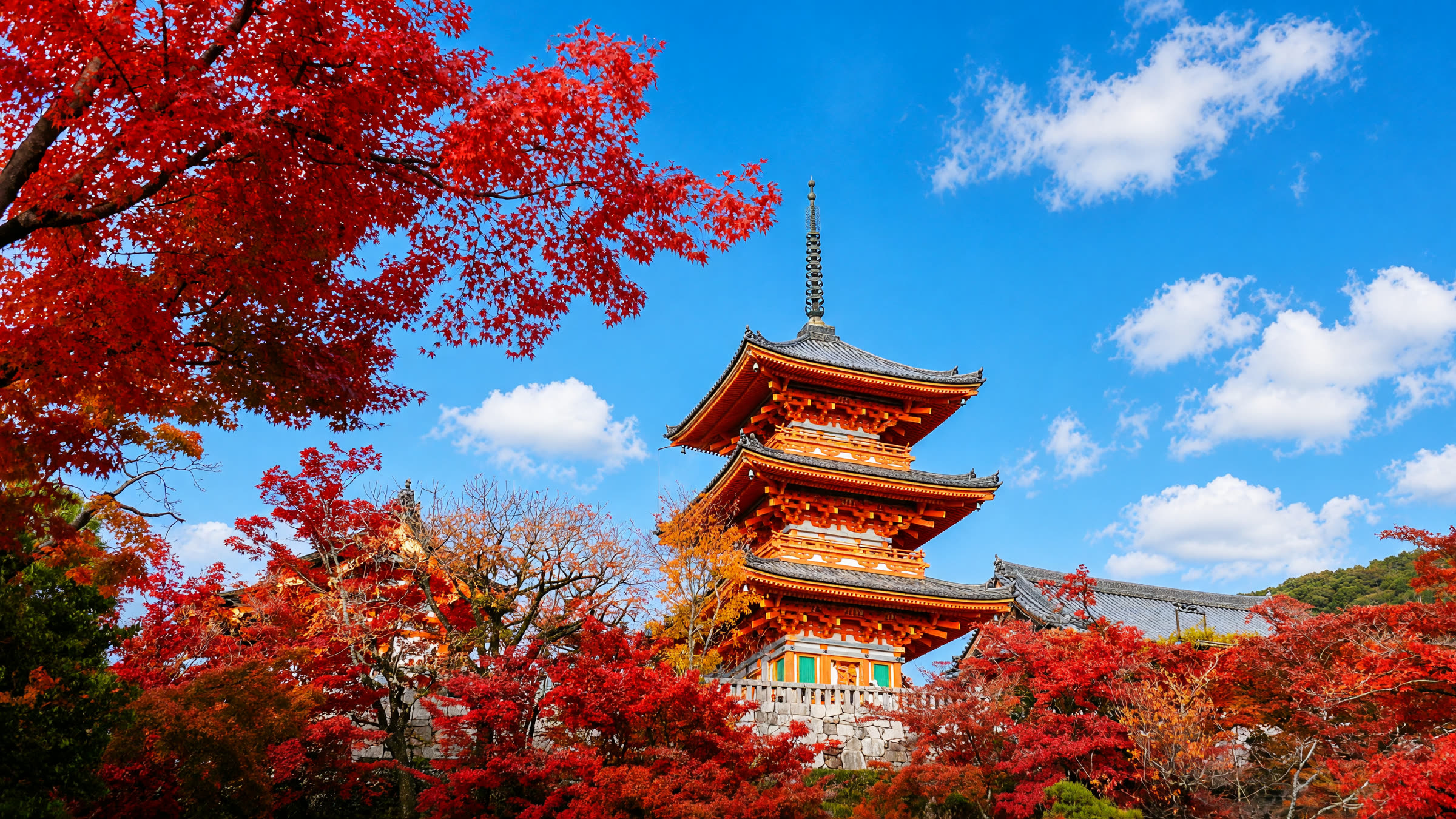 Pagoden ved Kiyomizu-dera mellem røde ahorntræer i Kyoto