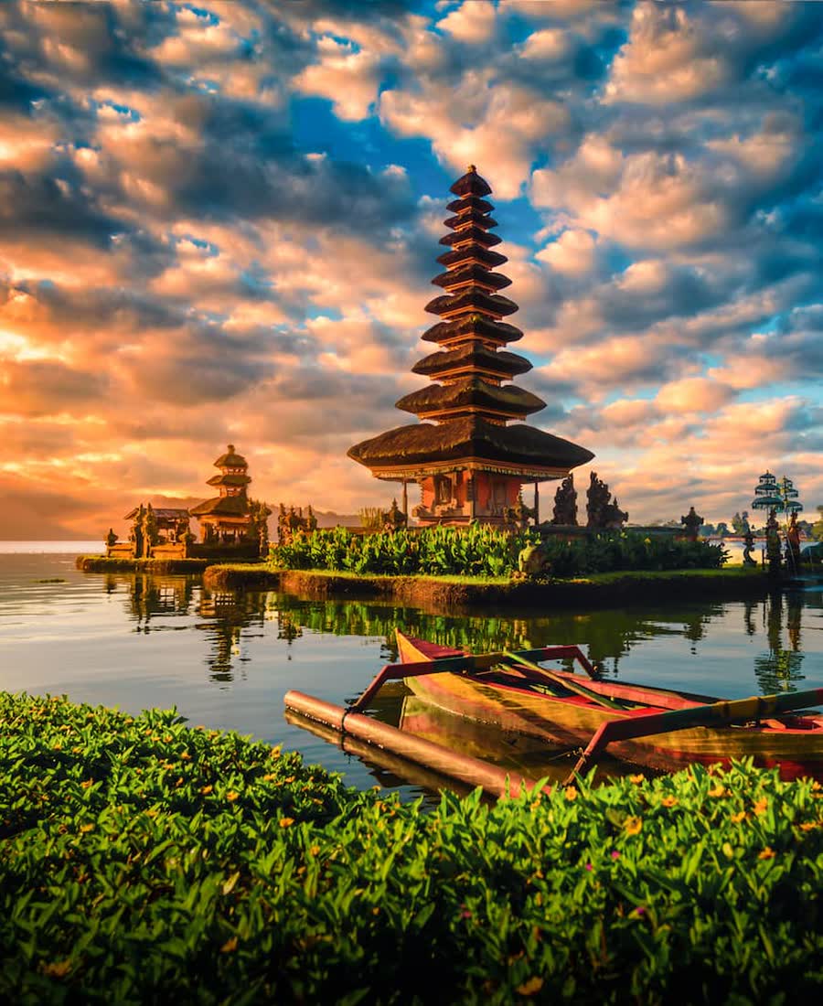Ulun Danu-templet ved søen i solnedgang