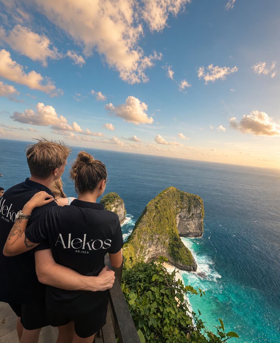 To rejsende ved Kelingking Beach på Nusa Penida
