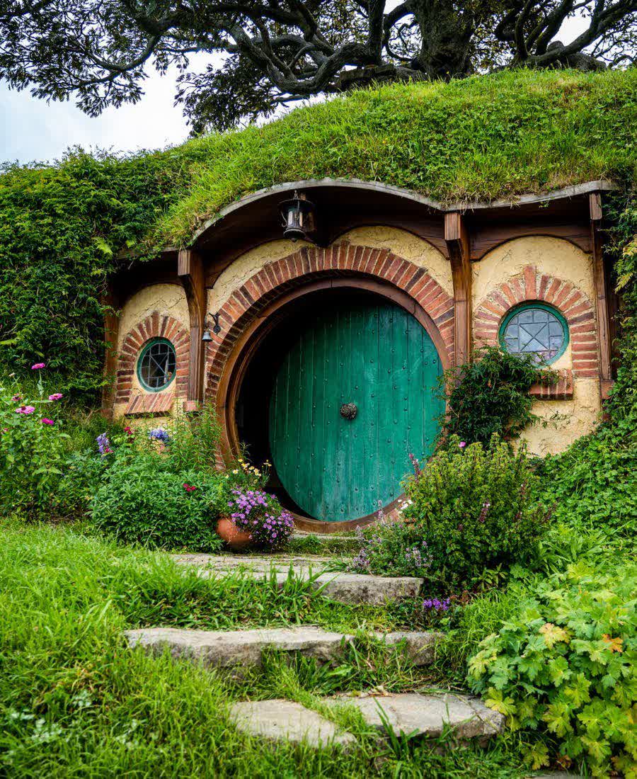 Et hobbithul med grøn rund dør i Hobbiton