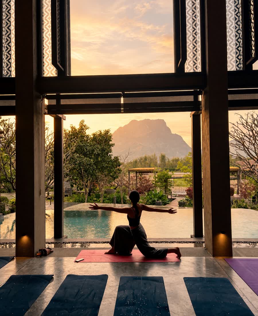 Morgenyoga med udsigt til bjergene ved Chiang Dao