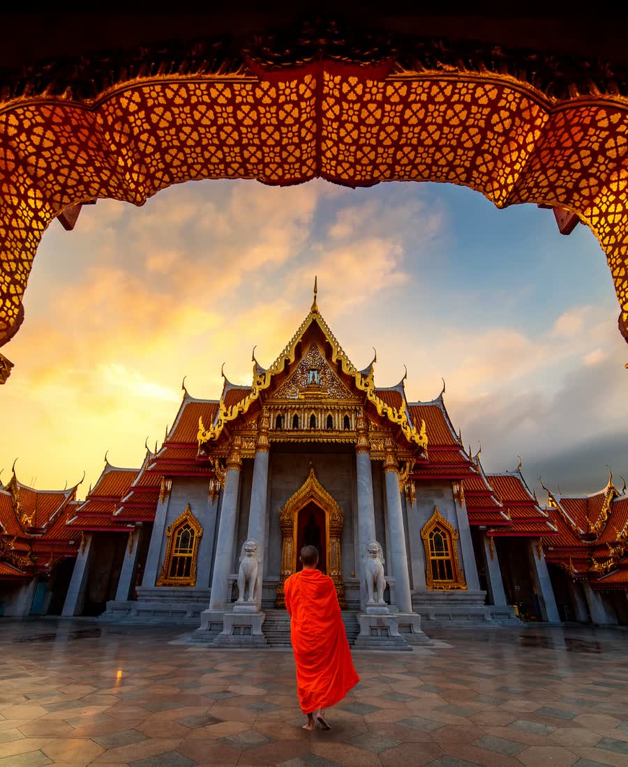 En munk foran Wat Benchamabophit i Bangkok